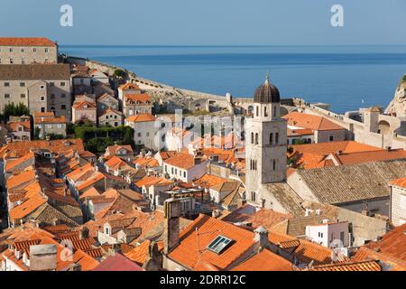 Dubrovnik, Dubrovnik-Neretva, Croazia. Vista sui tetti della città vecchia dalle mura della città, il campanile del monastero francescano prominente. Foto Stock