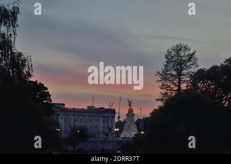 Vista di Buckingham Palace da St James's Park Foto Stock