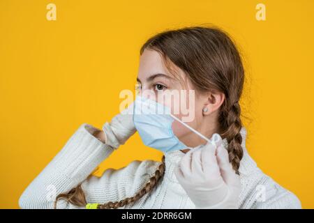 teen ragazza indossare maschera respiratore mentre coronavirus pandemia quarantena, salute. Foto Stock
