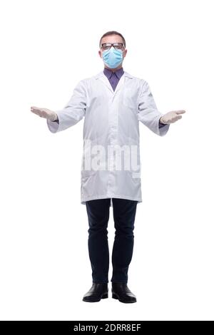 Ritratto di giovane medico in maschera e guanti Foto Stock