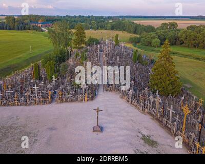 Collina delle croci, un santuario in Lituania, un luogo di pellegrinaggio. Vista da un drone. Foto di alta qualità Foto Stock