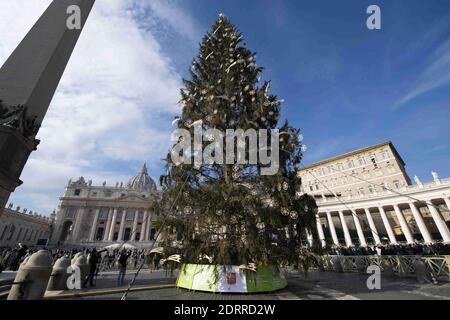 Vaticano. 21 Dic 2020. 21 dicembre 2020 : Papa Francesco consegna la sua benedizione durante la preghiera di mezzogiorno dell'Angelus, consegnata dalla finestra del suo studio che si affaccia su Piazza San Pietro, in Vaticano. SOLO PER USO EDITORIALE. NON IN VENDITA PER CAMPAGNE PUBBLICITARIE O DI MARKETING. Credit: Agenzia fotografica indipendente/Alamy Live News Foto Stock