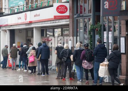 L'ufficio postale di Clapham High Street con una coda fuori il 21 dicembre 2020. Questa filiale verrà chiusa nonostante la forte opposizione locale e la mancanza di altri uffici postali nelle vicinanze. Anna Watson/Alamy Foto Stock