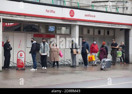 L'ufficio postale di Clapham High Street con una coda fuori il 21 dicembre 2020. Questa filiale verrà chiusa nonostante la forte opposizione locale e la mancanza di altri uffici postali nelle vicinanze. Anna Watson/Alamy Foto Stock