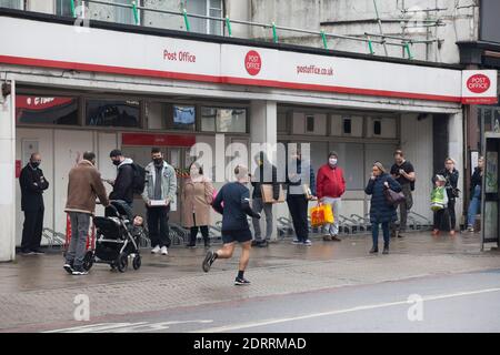 L'ufficio postale di Clapham High Street con una coda fuori il 21 dicembre 2020. Questa filiale verrà chiusa nonostante la forte opposizione locale e la mancanza di altri uffici postali nelle vicinanze. Anna Watson/Alamy Foto Stock