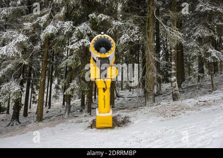 Winterberg, Sauerland, Renania Settentrionale-Vestfalia, Germania - cannone da neve al carosello sciistico, non sport invernali a Winterberg in tempi di crisi corona a. Foto Stock