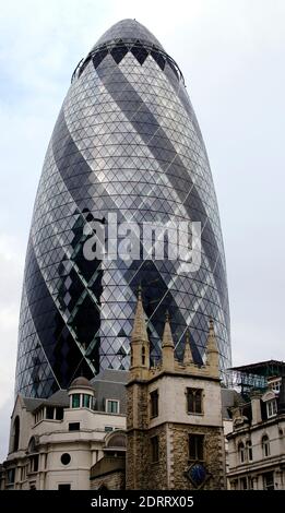 Regno Unito, Inghilterra, Londra. 30 Santa Maria Axe (edificio svizzero della Re) progettata da Norman Foster (b. 1935). Fu costruito tra il 2001 e il 2003. Aperto ad aprile 2004. Foto Stock