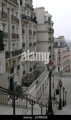 Francia, Parigi. Quartiere di Montmartre. Vista su una strada. Foto Stock