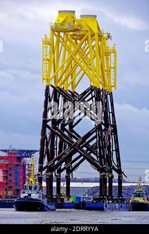 Turbine eoliche in cima alla chiatta Wismar con rimorchiatore Multratug 18 Passando North Shields per il campo di Nigg in Scozia e. Fabbricato presso Smulders Howdon su Tyne Foto Stock