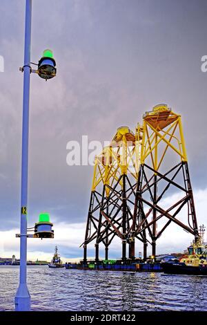 Turbine eoliche in cima alla chiatta Wismar con rimorchiatore Multratug 18 Passando North Shields per il campo di Nigg in Scozia e. Fabbricato presso Smulders Howdon su Tyne Foto Stock