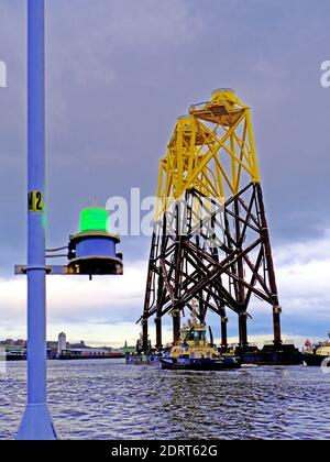 Turbine eoliche in cima alla chiatta Wismar con rimorchiatore Multratug 18 Passando North Shields per il campo di Nigg in Scozia e. Fabbricato presso Smulders Howdon su Tyne Foto Stock