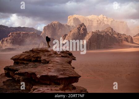 Turist in Wadi Rum Desert, Jordan, feb 2020 Foto Stock