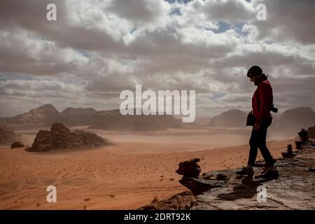 Turist in Wadi Rum Desert, Jordan, feb 2020 Foto Stock