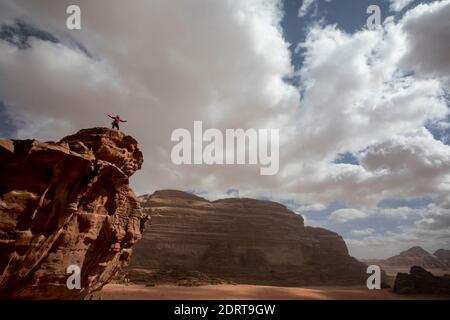 Turist in Wadi Rum Desert, Jordan, febbraio 2020, poche settimane prima del blocco globale a causa della pandemia Foto Stock