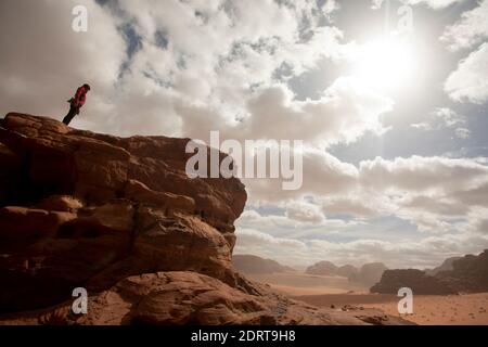 Turist in Wadi Rum Desert, Jordan, febbraio 2020, poche settimane prima del blocco globale a causa della pandemia Foto Stock