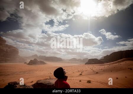 Turist in Wadi Rum Desert, Jordan, febbraio 2020, poche settimane prima del blocco globale a causa della pandemia Foto Stock