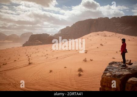 Turist in Wadi Rum Desert, Jordan, febbraio 2020, poche settimane prima del blocco globale a causa della pandemia Foto Stock