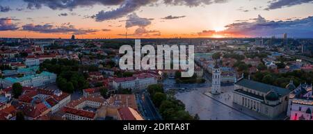 Un'immagine aerea di una bellissima città con edifici e. case sul magico sfondo del tramonto Foto Stock