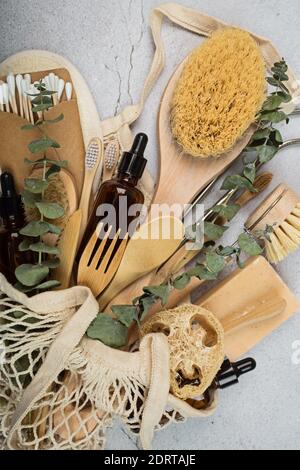 Set di prodotti ecologici su fondo grigio in cemento. Stile di vita sostenibile. Concetto privo di plastica. Disposizione piatta, vista dall'alto, mockup Foto Stock