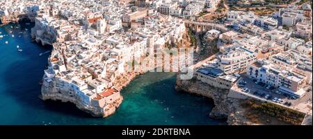 Un'immagine aerea di una città antica con un vecchio edificio e case sulla cima di colline rocciose circondato da il mare Foto Stock