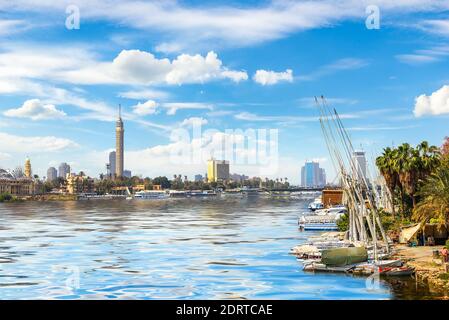 Barche a vela ormeggiate sul fiume Nilo al Cairo Foto Stock