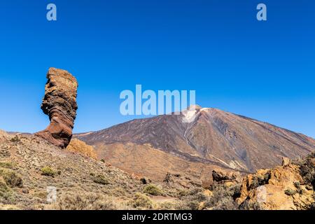 Roque Cincchado e il monte Teide vulcano e cielo blu nella scena del Parco Nazionale Las Cañadas del Teide da 1000 punti di nota Tenerife, Isole Canarie, Spagna Foto Stock