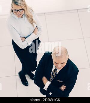 vista dall'alto. gruppo di uomini d'affari fiduciosi . Foto Stock