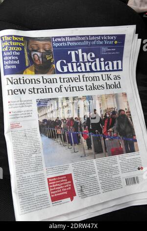 La prima pagina del titolo del giornale Guardian 'Nations ban Travel from UK as new ceppo of virus toglie il Covid-19 London Inghilterra Gran Bretagna Foto Stock