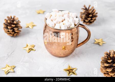 Tazza di cacao caldo e marshmallows, fondo grigio Foto Stock