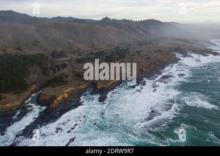Le fredde acque ricche di nutrienti dell'Oceano Pacifico si battono contro la costa rocciosa e incredibilmente panoramica della California settentrionale a Mendocino. Foto Stock