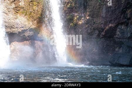 Cascata arcobaleno nella cascata Haew Suwat nel Parco Nazionale di Khao Yai Thailandia. Foto Stock