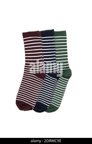 Calze multicolori a righe, verde scuro, bordeaux, blu, isolate su sfondo bianco, piatte, stile minimal. Concetto di abbigliamento maschile, pulizia, tipo Foto Stock