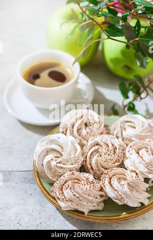 Marshmallow di caffè tenero fatto in casa. Dolci fatti in casa. Marshmallows naturali. Messa a fuoco selettiva Foto Stock