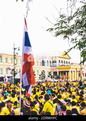 2020 novembre 01 Bangkok Thailandia indossare camicie gialle rally in sostegno della monarchia Foto Stock