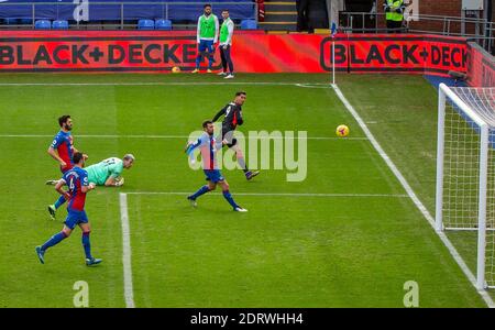 Londra, Regno Unito. 19 dicembre 2020. Roberto Firmino di Liverpool segna il suo 2° goal facendolo 5-0 durante la Premier League Behind closed doors match giocato senza sostenitori, dato che Londra si colloca sotto il livello 3 delle restrizioni del governo Covid-19, tra Crystal Palace e Liverpool a Selhurst Park, Londra, Inghilterra il 19 dicembre 2020. Foto di Andy Rowland/prime Media Images. Credit: Prime Media Images/Alamy Live News Foto Stock