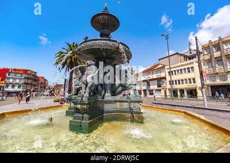 Fontana dei Leoni in marmo in stile romano del XIX secolo. E' uno dei luoghi storici e interessanti dove spesso si possono trovare musicisti Foto Stock