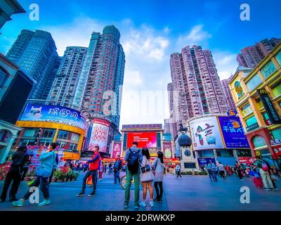 Guangzhou, Cina Dicembre 2019 Shangxiajiu pedonale. Strada commerciale pedonale nel quartiere Liwan. Principale quartiere dello shopping della città. Un importante Foto Stock