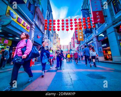 Guangzhou, Cina Dicembre 2019 Shangxiajiu pedonale. Strada commerciale pedonale nel quartiere Liwan. Principale quartiere dello shopping della città. Un importante Foto Stock