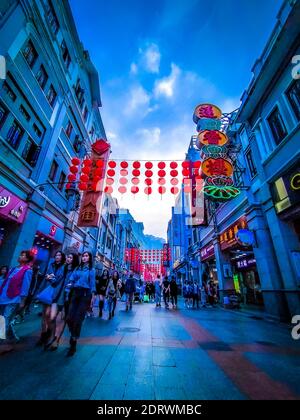 Guangzhou, Cina Dicembre 2019 Shangxiajiu pedonale. Strada commerciale pedonale nel quartiere Liwan. Principale quartiere dello shopping della città. Un importante Foto Stock