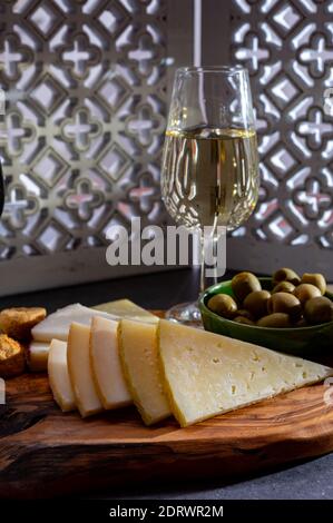 Degustazione di vino di finsherry andaluso fortificato con tapas tradizionali spagnole, olive verdi, formaggio di capra e pecora manchego Foto Stock