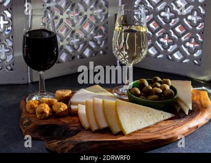 Degustazione di vino di finsherry andaluso fortificato con tapas tradizionali spagnole, olive verdi, formaggio di capra e pecora manchego Foto Stock