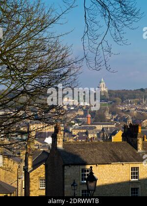 Vista sui tetti della città di Lancaster Lancashire England UK verso l'Ashton Memorial a Williamson Park. Foto Stock