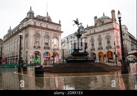 Londra, Regno Unito. 21 Dic 2020. Photo taken on Dec. 21, 2020 mostra vuoto Piccadilly Circus a Londra, Gran Bretagna. Domenica, il Segretario della Sanità britannico Matt Hancock ha avvertito che il nuovo ceppo di COVID-19 è 'fuori controllo' in Gran Bretagna, esortando i britannici a comportarsi come se avessero già il virus, soprattutto nelle aree soggette alle nuove restrizioni di Tier Four. Credit: Han Yan/Xinhua/Alamy Live News Foto Stock