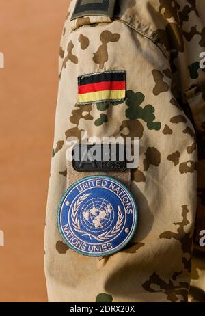 MALI, Gao, Minusma missione di mantenimento della pace dell'ONU, Camp Castor, Bundeswehr dell'esercito tedesco, uniforme da camuffamento con bandiera tedesca e adesivo dell'ONU e gruppo sanguigno A + positivo / MALI, Gao, Missione dell'ONU Minusma, multidimensionale interna Stabilizierungsmission der Vereinten Nationen in Mali, CAMP CASTOR der Bundeswehr, uniforme di Jackscher, Jacket, uniforme Un Symbol und Blutgruppe A positiv Foto Stock