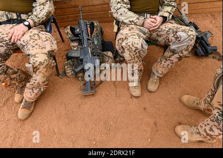 MALI, Gao, Minusma un missione di mantenimento della pace, Camp Castor, Bundeswehr esercito tedesco, due soldati in uniforme camuffamento deserto prendere una pausa, HK Heckler e Koch mitragliatrice G36 e Marte cioccolato bar / MALI, Gao, Minusma un Mission, Camp Castor der Bundeswehr, Zwei Soldaten Machen Pause, Sturmgewehr Heckler und Koch G 36 und Mars Schokoriegel Foto Stock