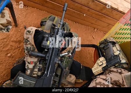 MALI, Gao, Minusma missione di mantenimento della pace dell'ONU, Camp Castor, Bundeswehr dell'esercito tedesco, HK Heckler e Koch mitragliatrice G36 / MALI, Gao, Minusma Missione ONU, Camp Castor der Bundeswehr, Sturmgewehr Heckler und Koch HK G 36 e Pistole P 30 Foto Stock