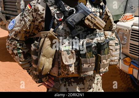 MALI, Gao, missione di mantenimento della pace delle Nazioni Unite Minusma, Camp Castor, Bundeswehr dell'esercito tedesco, pistola Heckler & Koch P30 / MALI, Gao, Missione delle Nazioni Unite Minusma, Camp Castor der Bundeswehr, Heckler und Koch HK Pistole P 30 Foto Stock