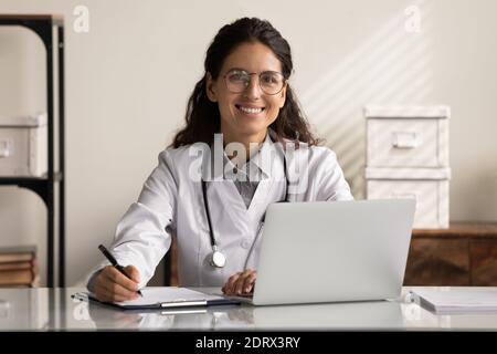 Ritratto di felice lavoro medico femminile sul computer Foto Stock