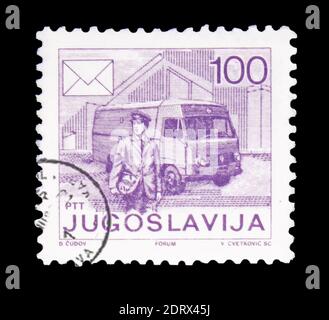 MOSCA, RUSSIA - 10 FEBBRAIO 2019: Un francobollo stampato in Jugoslavia mostra Postman e Postal car, serie di servizi postali, circa 1986 Foto Stock