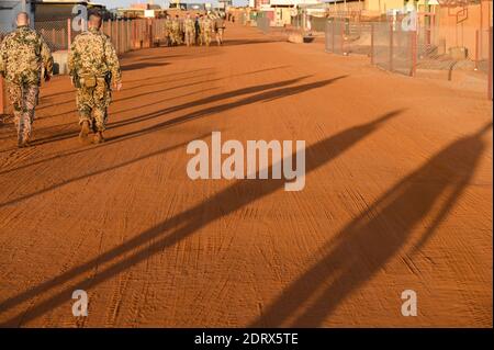 MALI, Gao, Minusma missione di mantenimento della pace delle Nazioni Unite, Camp Castor, Bundeswehr / MALI, Gao, Missione delle Nazioni Unite Minusma, multidimensionale Integrierte Stabilizierungsmission der Vereinten Nationen in Mali, CAMP CASTOR der Bundeswehr, deutsche Soldaten im Wüstensand Foto Stock